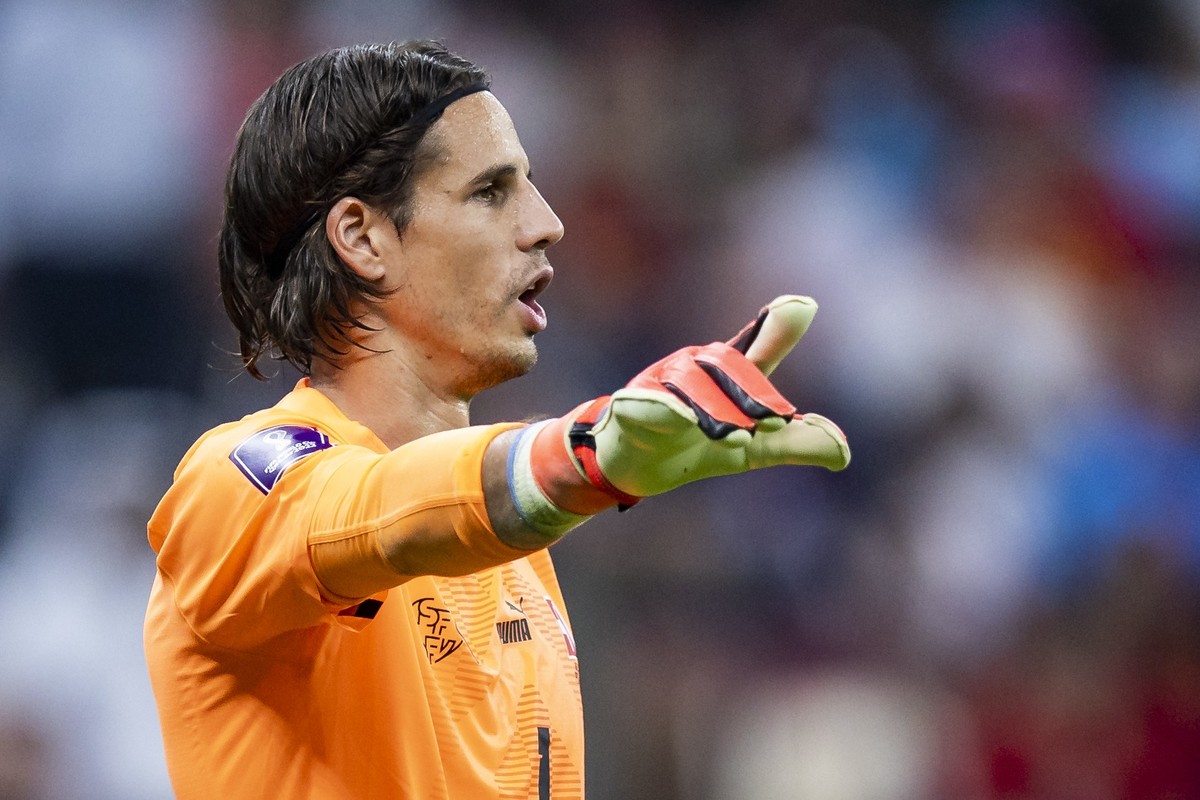 ARCHIV - 06.12.2022, Katar, Lusail: Fußball: WM, Portugal - Schweiz, Finalrunde, Achtelfinale, Lusail Stadion, Torwart Yann Sommer aus der Schweiz gestikuliert. (zu dpa: «Matthäus wünscht sich Gladbac ...
