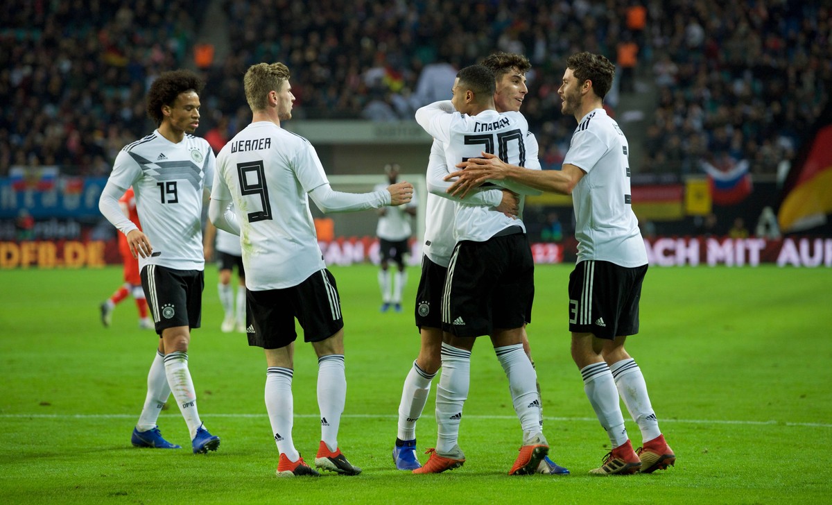 Fussball Leipzig 15.11.2018 Nationalmannschaft DFB Laenderspiel Zentralstadion Leipzig Deutschland geg Russland 3 : 0 3 : 0 TOR TORJUBEL Torsch�tze Serge GNABRY 20 GER vlnr Leroy SANE 19 GER Tino WERN ...