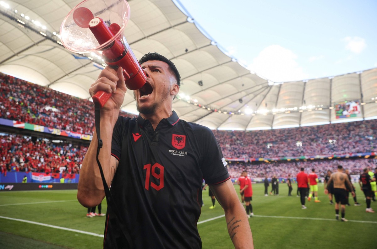 June 19, 2024, Hamburg, Germany: Mirlind Daku of Albania shouts slogans after the UEFA EURO, EM, Europameisterschaft,Fussball 2024 group stage match between Croatia and Albania at Volksparkstadion. Fi ...