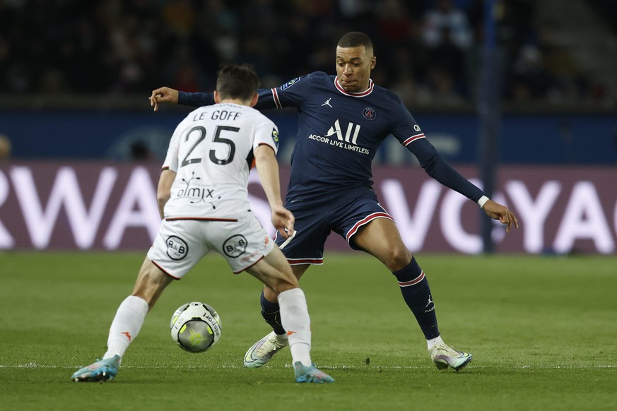 ©Sebastien Muylaert/MAXPPP - Paris 03/04/2022 Kylian Mbappe of Paris Saint-Germain fights for the ball during the Ligue 1 Uber Eats match between Paris Saint-Germain and FC Lorient at Parc des Princes ...