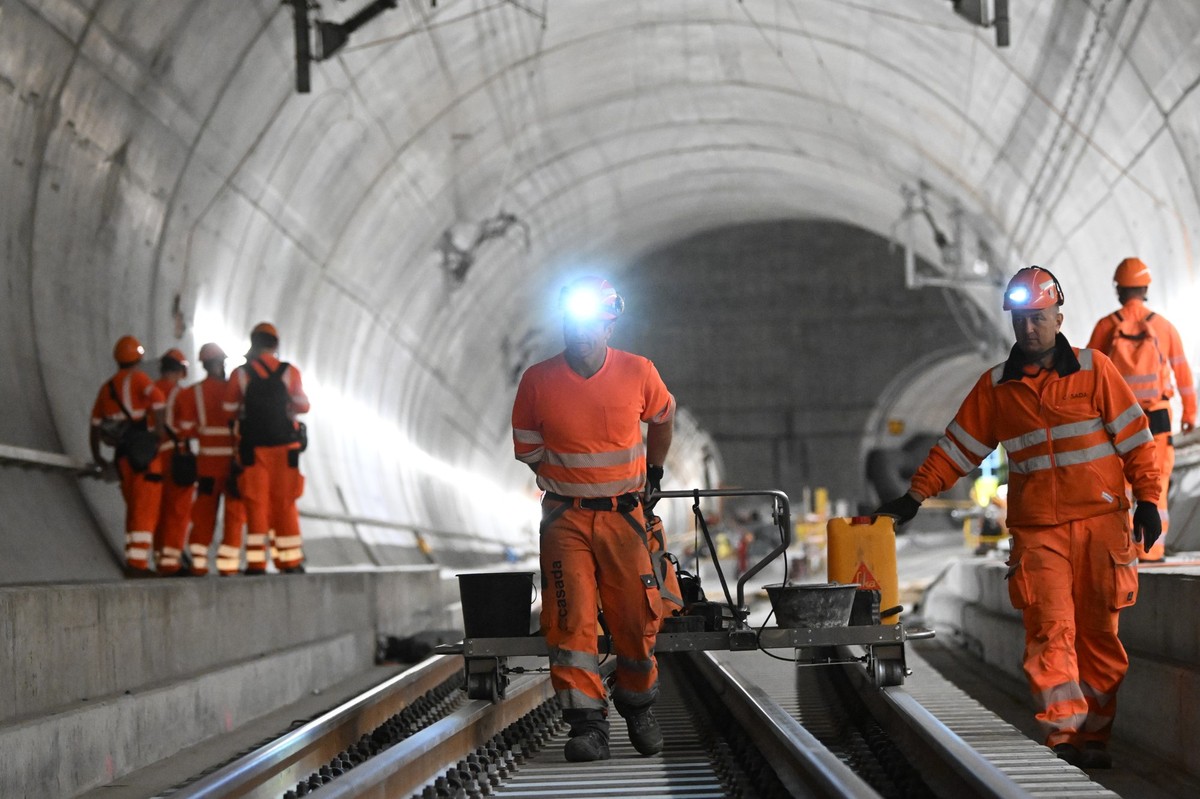 24.05.2024, Schweiz, Faido: Sanierungsarbeiten im Gotthard-Basistunnel. Bei der Entgleisung eines Gueterzuges am 10. August 2023, wurde die Gleisanlage sowie ein Spurwechseltor im Gotthard-Basistunnel ...