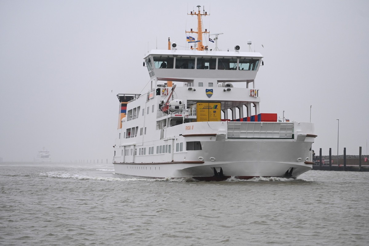 22.03.2024, Niedersachsen, Norddeich: Die Fähre Frisia II fährt in dem Hafen in Norddeich ein. Das Schiff der Reederei Frisia Norden verbindet Norddeich mit den ostfriesischen Inseln. In vielen Bundes ...