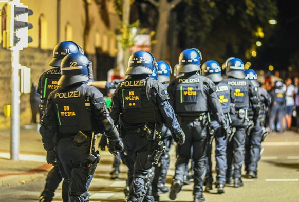 16.09.2023, Baden-Württemberg, Stuttgart: Polizeikräfte sind nach Ausschreitungen bei einer Eritrea-Veranstaltung auf der Straße im Einsatz. Bis zu 200 Personen hätten Teilnehmer der Veranstaltung und ...