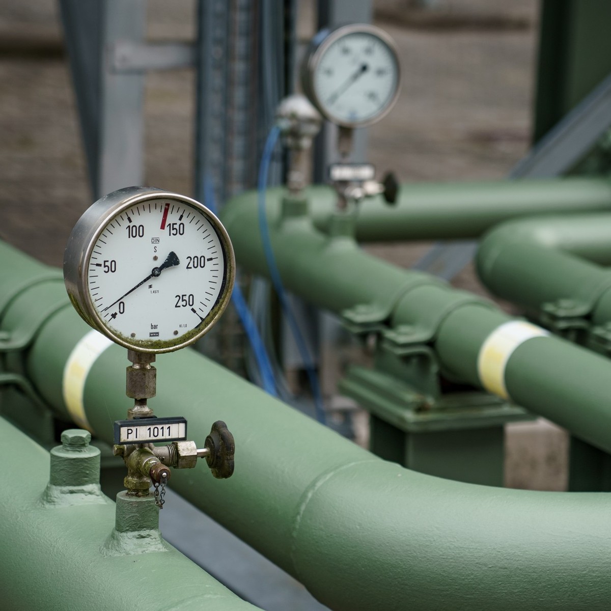 ARCHIV - 01.03.2022, Schleswig-Holstein, Kiel: Messinsturmente zeigen den Leitungsdruck von Rohrleitungen eines Gaspeichers an. In den deutschen Gasspeichern sorgt das Winterwetter weiterhin für sinke ...