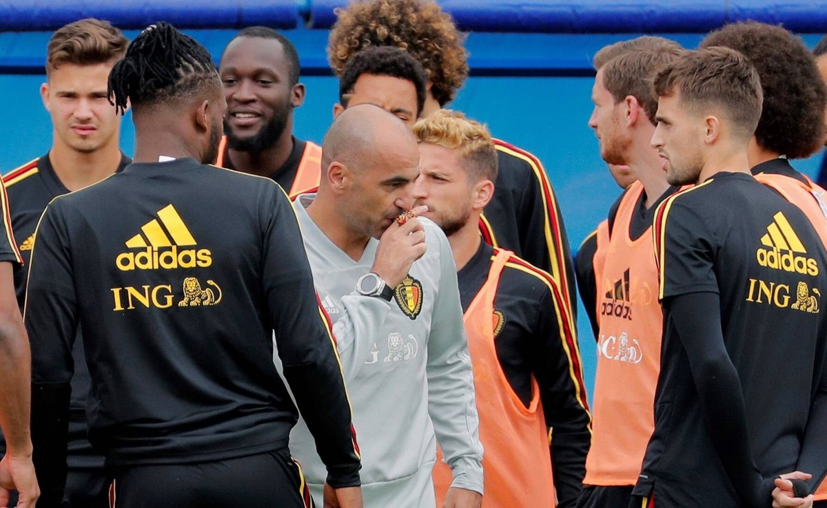 Belgium s head coach, Roberto Martinez (C), speaks with his players during a training session held at Guchkovo Stadium, Moscow, Russia, 09 July 2018. Belgium will face France in a semi final match of ...