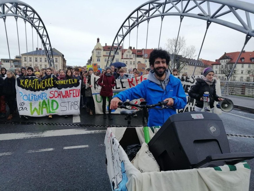 Weil Ibo Mohamed weiß, wie es sich anfühlt, sein Zuhause zu verlieren, engagiert er sich bei Fridays for Future für Klimagerechtigkeit.