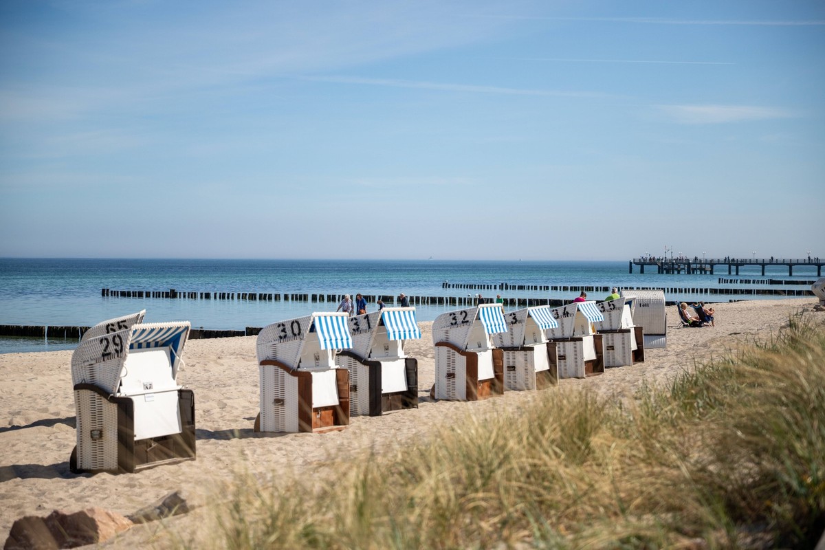 Die Strandkörbe am Strand von Kühlungsborn warten auf Besucher. GER, Ostsee, Seebad, Kühlungsborn, Urlaub, Mecklenburg-Vorpommern, MV, Tourismus, Strand, MVtutgut *** The beach chairs on Kühlungsborn  ...