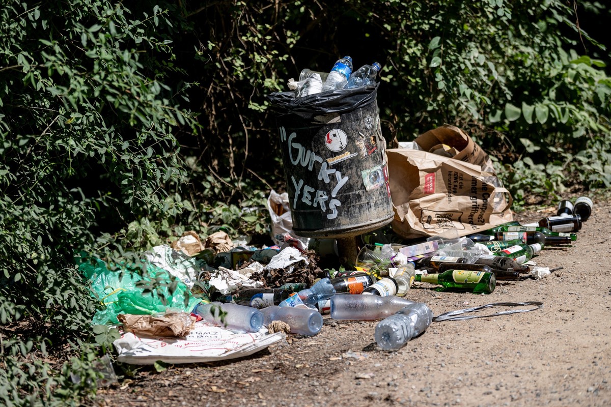 09.07.2023, Berlin: Müll und Flaschen liegen am Sonntagnachmittag im Tiergarten entlang der Route der gestrigen Technoparade «Rave the Planet». Foto: Christoph Soeder/dpa +++ dpa-Bildfunk +++