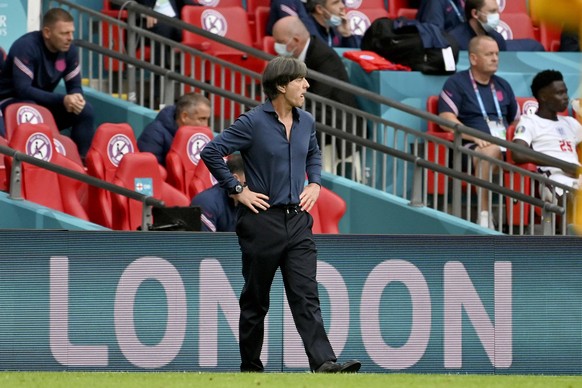 Trainer / Bundestrainer Joachim &quot; Jogi &quot; LOEW (LvÉ¬?w, GER) vor London Bande. Achtelfinale, Spiel M44, England (ENG) - Deutschland (GER), am 29.06.2021 in London/ Grossbritannien. Fussball E ...