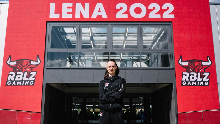 Lena Güldenpfennig spielt bei RB Leipzig im eSports-Team und in der Frauenmannschaft.