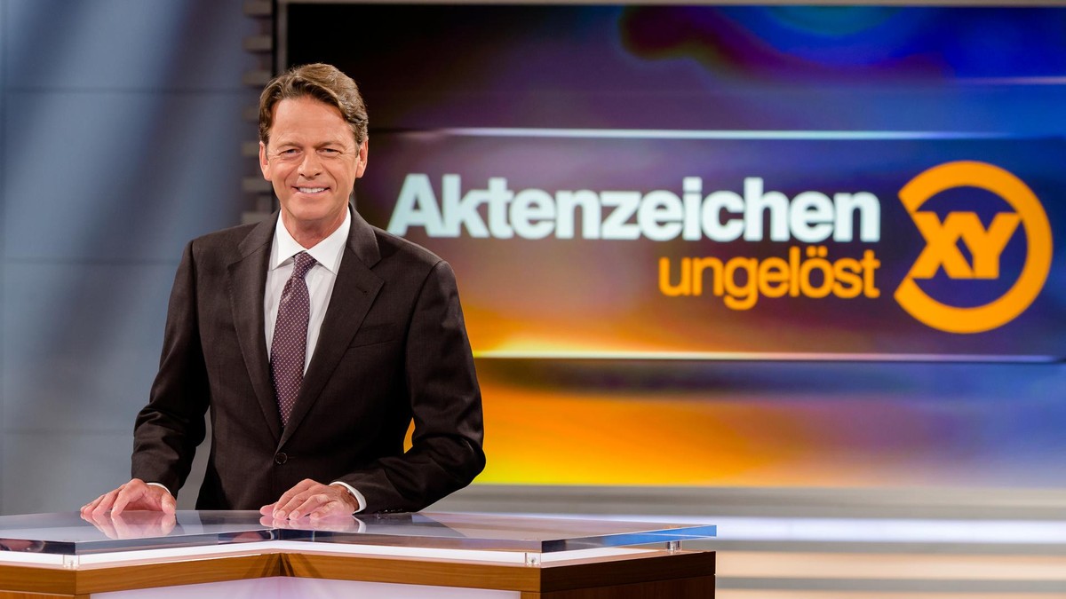 Moderator Rudi Cerne.