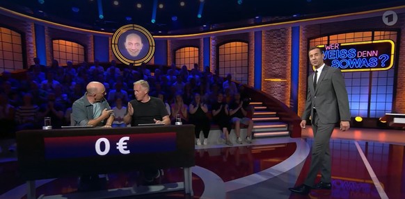 Die beiden merken nicht, dass Kai Pflaume auf sie zukommt.