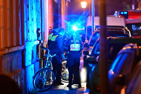 28.11.2022, Nordrhein-Westfalen, Krefeld: Polizisten stehen auf einem Geweg neben dem Toten. In der Krefelder Innenstadt ist am Montagabend ein Mann auf offener Stra�e erschossen worden. �Es gab eine  ...