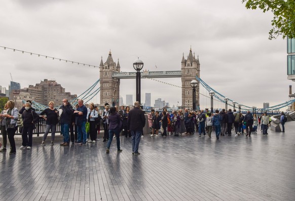 September 15, 2022, London, England, United Kingdom: The queue for Queen Elizabeth II s lying-in-state stretches all the way to Tower Bridge, as people wait for hours to view The Queen s coffin. The c ...