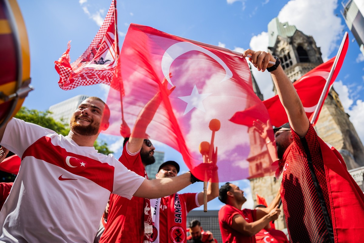 dpatopbilder - 06.07.2024, Berlin: Fußball: EM, Niederlande - Türkei, Finalrunde, Viertelfinale. Türkei-Fans versammeln sich vor Spielbeginn zu einem Fantreffen am Breitscheidplatz bei der Kaiser-Wilh ...