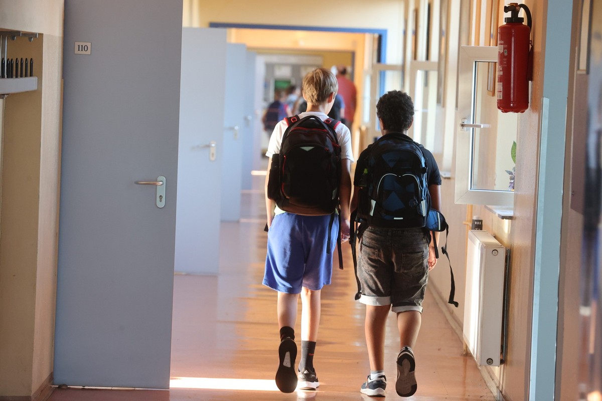 ARCHIV - 01.08.2024, Thüringen, Gera: Schüler gehen zum Unterricht einen Gang entlang am Karl-Theodor-Liebe-Gymnasium. Am 01.08.2024 ist in Thüringen der Start des neuen Schuljahres 2024/25. (zu dpa:  ...