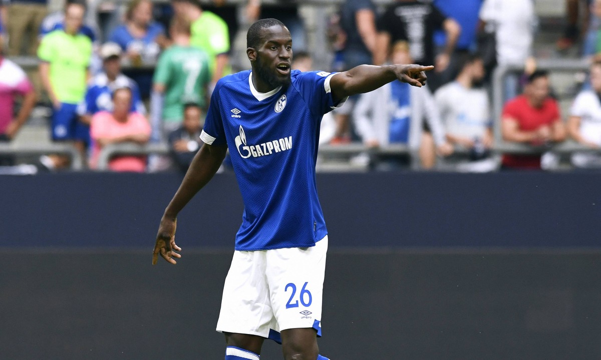 Fussball, Testspiel zur 1. Bundesliga, Deutschland, Herren, Saison 2018/2019, VELTINS Arena Gelsenkirchen: FC Schalke 04, S04 (blau) - AC Florenz (weiss); Salif Sane (S04). Aktion, Einzelbild. DFL REG ...