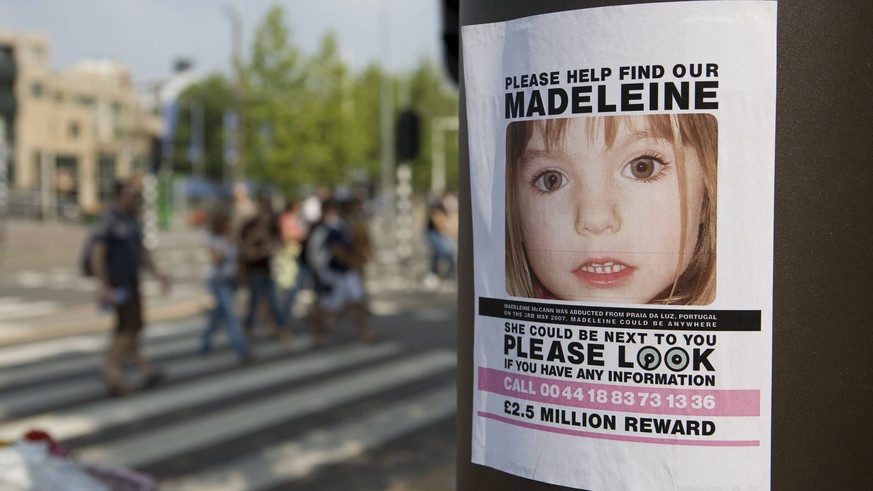 Vermisst - Plakat bittet - Please help find our Madeleine - an einer Litfa