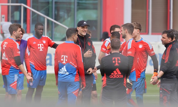 Trainer Thomas Tuchel, ist gut gelaunt, schertzt und lacht, verbreitet gute Laune, Gestik, gestikuliert, 25 Thomas Mueller und 2 Dayot Upamecano li. Co-Trainer Zsolt Loew r. Mannschaft, Gruppe, Fussba ...