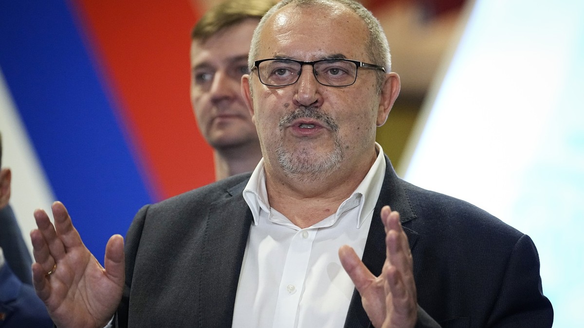 26.12.2023, Russland, Moskau: Boris Nadeschdin spricht zu Journalisten, nachdem er seine Unterlagen als Präsidentschaftskandidat für die bevorstehenden Präsidentschaftswahlen im Zentralen Wahlkomitee  ...