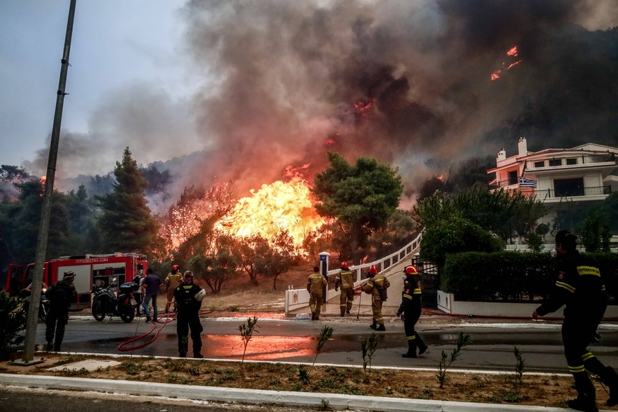 Griechenland - Feuer in Fyli, einem Vorort von Athen, nahe dem Kloster Kleiston-Kloster Mari