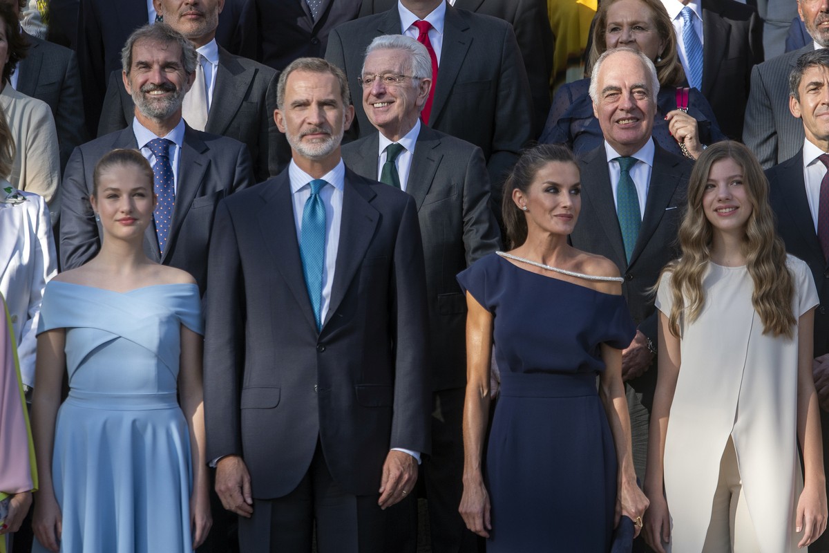 04.07.2022, Spanien, Cornell� De Llobregat: Leonor (l-r), Prinzessin von Girona, Felipe VI., K�nig von Spanien, K�nigin Letizia und Infantin Sofia nehmen an der Verleihung der Preise der Stiftung Prin ...