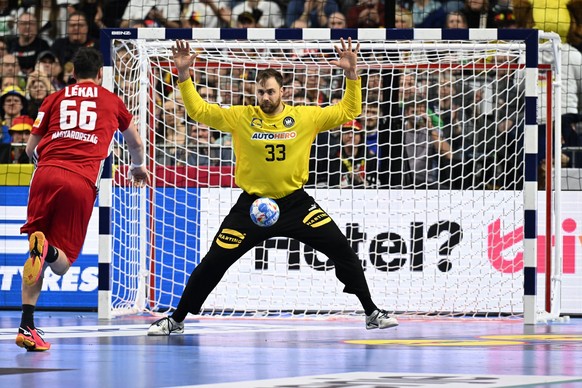 22.01.2024, Nordrhein-Westfalen, K�ln: Handball: EM, Deutschland - Ungarn, Hauptrunde, Gruppe 1, 3. Spieltag, Lanxess Arena. Ungarns Mate Lekai (l) beim Siebenmeter gegen Deutschlands Torwart Andreas  ...