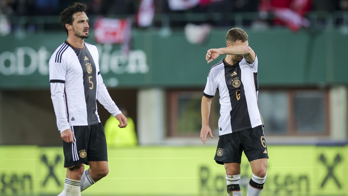 21.11.2023, Österreich, Wien: Fußball: Länderspiele, Österreich - Deutschland, Ernst-Happel-Stadion. Deutschlands Mats Hummels (l) und Joshua Kimmich stehen nach dem Spiel auf dem Platz. Jürgen Kohler ...