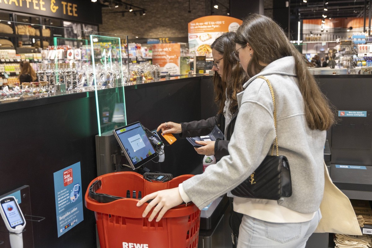 Eröffnung des Westfield Hamburg-Überseequartier. 08.04.2025, EU, DEU, Deutschland, Hamburg: die HafenCity, eines der größten innerstädtischen Bauprojekte Europas. Eröffnung des Westfield Hafencity-Ein ...