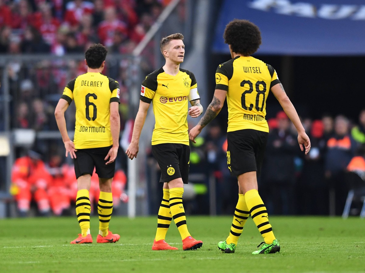 Fussball 1. Bundesliga Saison 2018/2019 28. Spieltag FC Bayern Muenchen - Borussia Dortmund 06.04.2019 Enttaeuschung Borussia Dortmund; Marco Reus (Mitte) mit Axel Witsel (re) und Thomas Delaney (li) ...