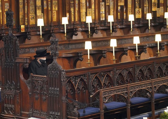DATEI – Auf diesem Aktenfoto vom 17. April 2021 sitzt die britische Königin Elizabeth II. allein in der St.-Georgs-Kapelle während der Beerdigung von Prinz Philip, dem Mann, der 73 Jahre lang an ihrer Seite war.  ..