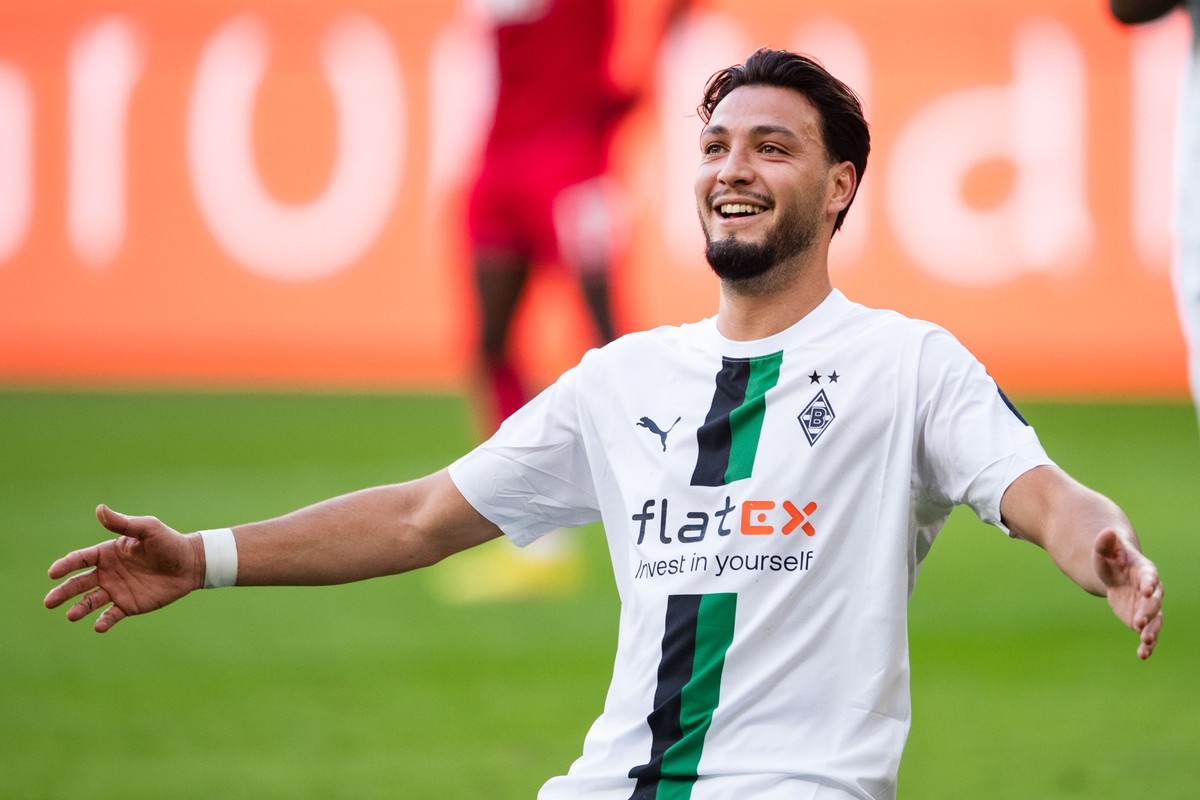 09.10.2022, Nordrhein-Westfalen, Mönchengladbach: Fußball: Bundesliga, Borussia Mönchengladbach - 1. FC Köln, 9. Spieltag, Stadion im Borussia-Park. Gladbachs Ramy Bensebaini jubelt nach seinem Treffe ...
