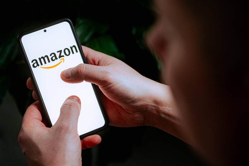 Photo illustration in Poland. In this photo illustration an Amazon logo seen displayed on a smartphone. Poland Copyright: xMateuszxSlodkowskix/xSOPAxImagesx 20240125SOPAMASL064