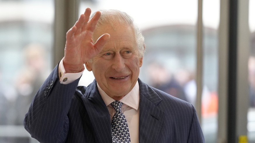 23.03.2023, Großbritannien, London: König Charles III. von Großbritannien winkt bei seinem Antrittsbesuch der neuen Europäischen Bank für Wiederaufbau und Entwicklung (EBWE). Foto: Kirsty Wigglesworth ...