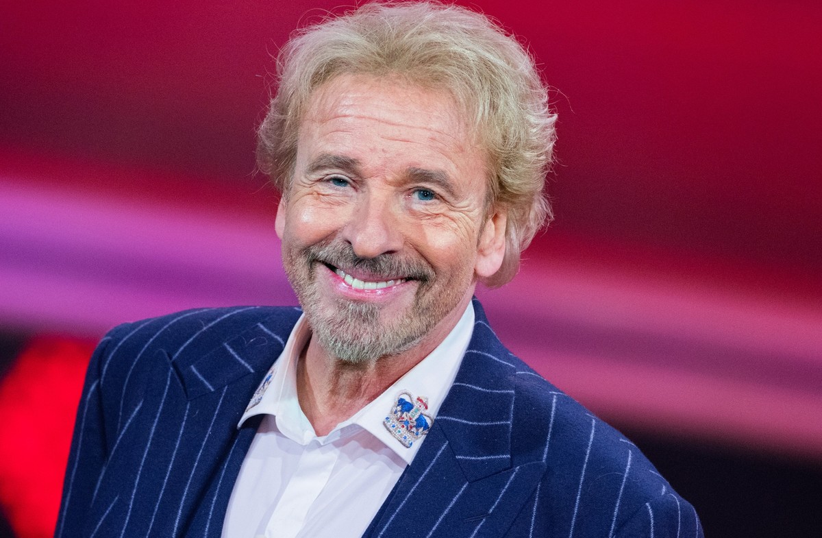 ARCHIV - 11.12.2022, Nordrhein-Westfalen, Hürth: Thomas Gottschalk, Moderator, steht beim RTL-Jahresrückblick &quot;Menschen, Bilder, Emotionen 2022&quot; im Studio. (zu dpa: «Literatur-Highlights im  ...