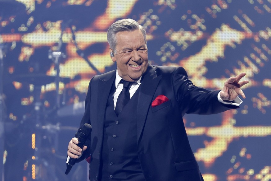 Sänger Roland Kaiser bei seinem Konzert im Rahmen der Geburtstagstournee Perspektiven in der Lanxess-Arena. Köln, 04.03.2023 NRW Deutschland *** Singer Roland Kaiser during his concert as part of the  ...