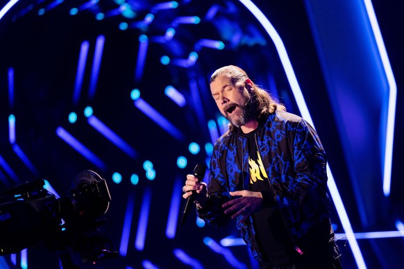 30.10.2021, Nordrhein-Westfalen, Köln: Ray Garvey aus dem Rateteam sinkt in der Prosieben-Show &quot;The Masked Singer&quot; eine Entschuldigung für die Figur &quot;Der Teddy&quot;. Foto: Rolf Vennenb ...