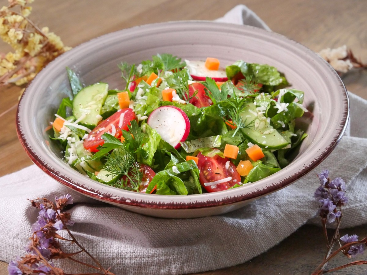 ILLUSTRATION - Lecker easy: Der Salat «Gartenglück». Foto: Katharina Frenzel/mehr-genuss.de/dpa-tmn - Honorarfrei nur für Bezieher des dpa-Themendienstes +++ dpa-Themendienst +++
