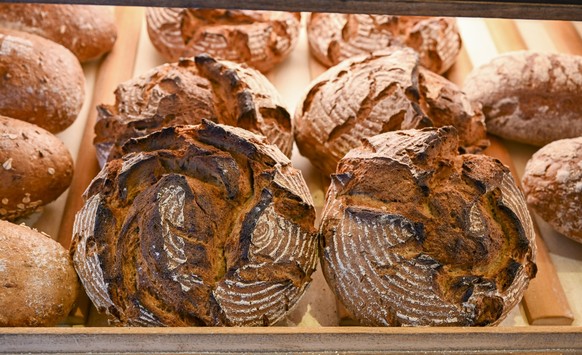 ARCHIV - Ganze Brotlaibe bleiben l�nger frisch und sind l�nger haltbar als aufgeschnittenes Brot. Foto: Jens Kalaene/dpa/dpa-tmn - Honorarfrei nur f�r Bezieher des dpa-Themendienstes +++ dpa-Themendie ...