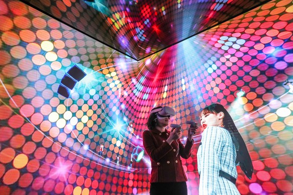 (220301) -- BARCELONA, March 1, 2022 (Xinhua) -- A woman tries the &quot;Metaverse&quot; via VR technology at the Mobile World Congress (MWC) in Barcelona, Spain, March 1, 2022. The 2022 edition of th ...