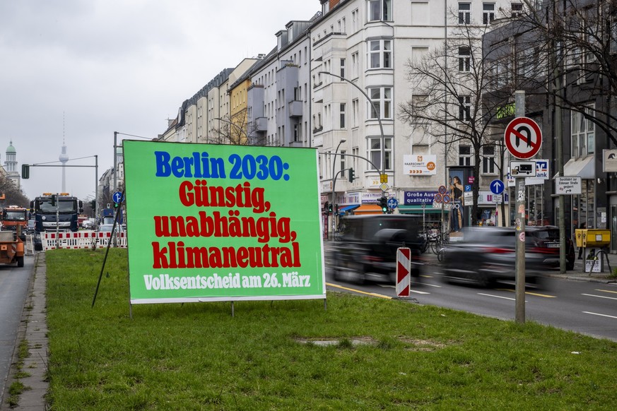 PRODUKTION - 20.03.2023, Berlin: Ein Plakat mit der Aufschrift &quot;Berlin 2030: G