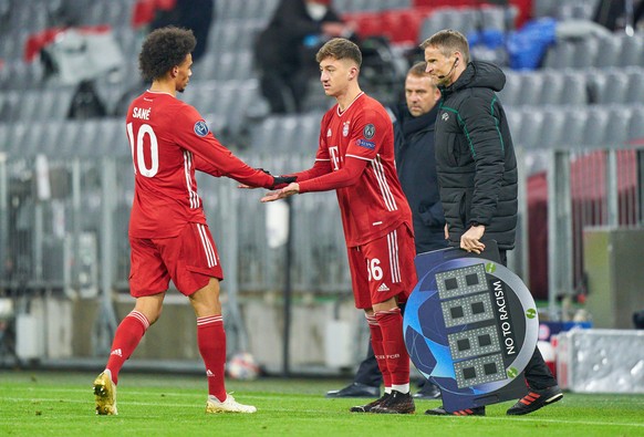 Angelo Stiller kommt in einem Champions-League-Spiel für Leroy Sané (l.) ins Spiel. Insgesamt durfte Stiller in der Königsklasse 19 Minuten spielen.