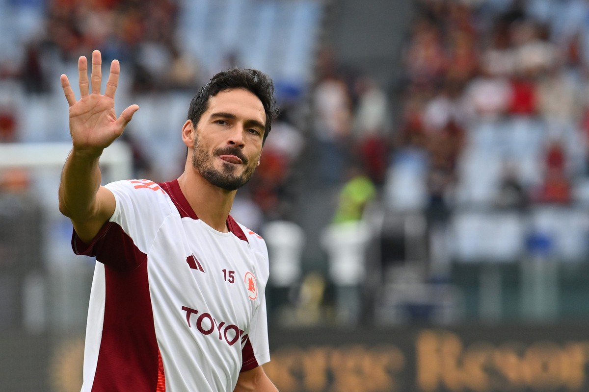ARCHIV - 22.09.2024, Italien, Rom: Fußball: Serie A, Italien, AS Rom - Udinese Calcio, 5. Spieltag im Stadio Olimpico di Roma. Mats Hummels von AS Rom winkt während des Spiels. (zu dpa: «Wieder kein E ...