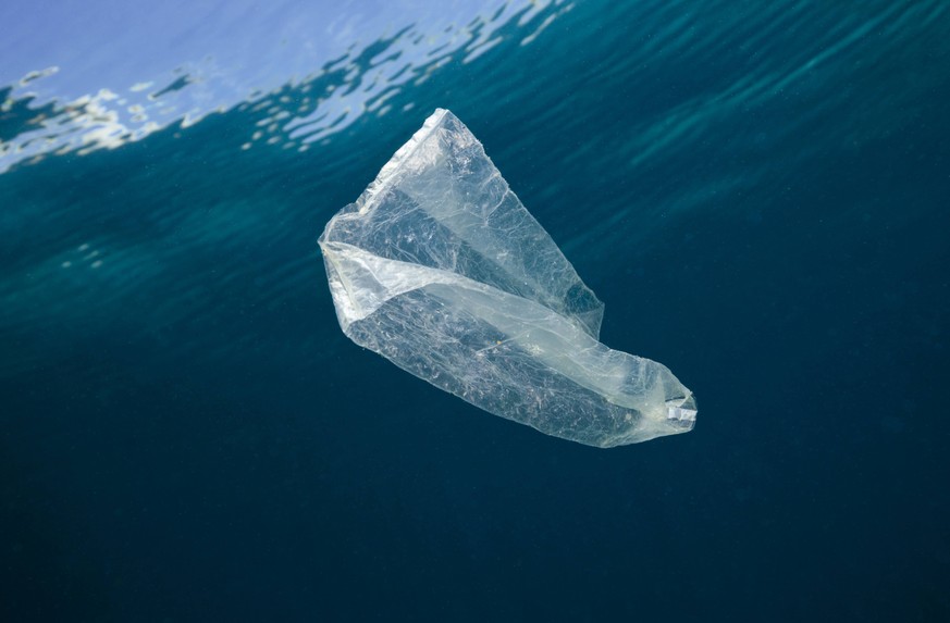 EU geht gegen Plastikmüll vor – was neben Wattestäbchen noch alles aus dem Regal fliegt