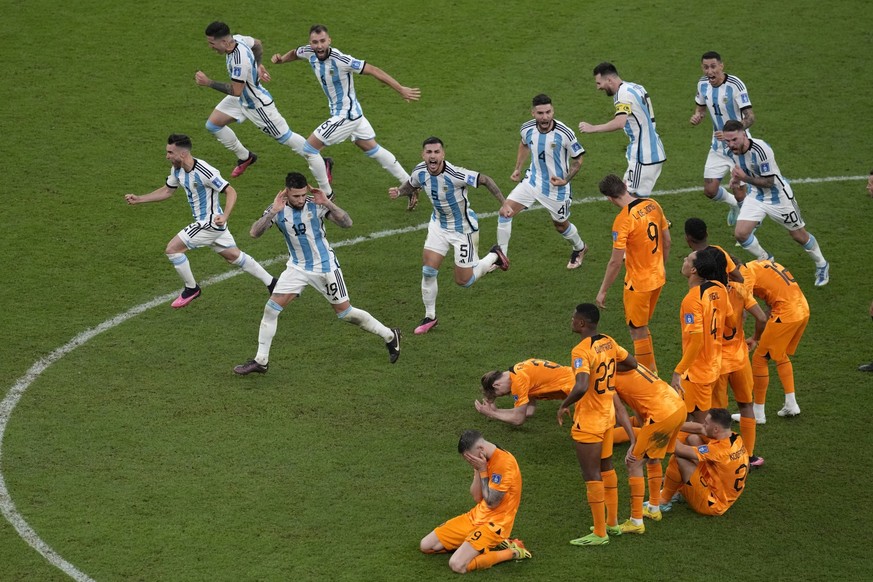 09.12.2022, Katar, Lusail: Fußball, WM 2022 in Katar, Niederlande - Argentinien, Viertelfinale, im Lusail Stadion, Argentiniens Spieler jubeln nach dem erfolgreichen Elfmeterschießen. Foto: Thanassis  ...