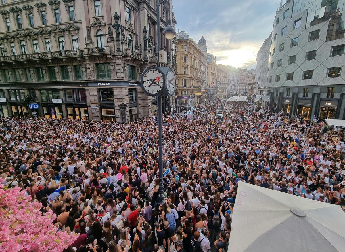 08.08.2024, �sterreich, Wien: Taylor Swift-Fans versammeln sich in der Wiener Innenstadt. Nach der Festnahme von Terrorverd�chtigen, die einen Anschlag auf die bevorstehenden Taylor Swift-Konzerte in  ...