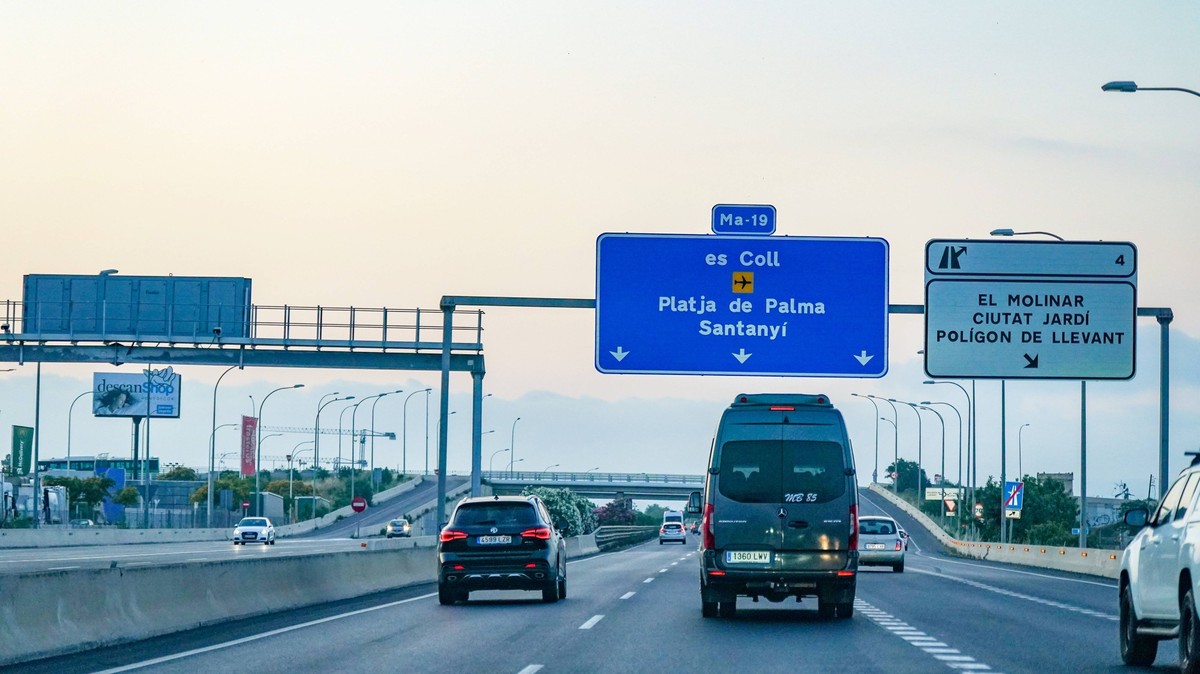 Autobahnverkehr in Palma de Mallorca mit Hinweisen auf Platja de Palma und Santanyi - Palma de Mallorca, Spanien, Europa, Verkehrsfluss, Autobahn, Straßenschilder, Straßennetz, Straßenverkehr, Fahrzeu ...