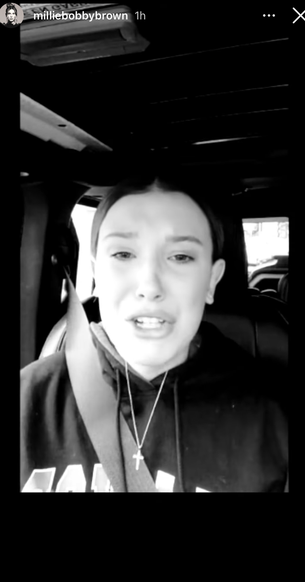Millie Bobby Brown fängt plötzlich an zu weinen.
