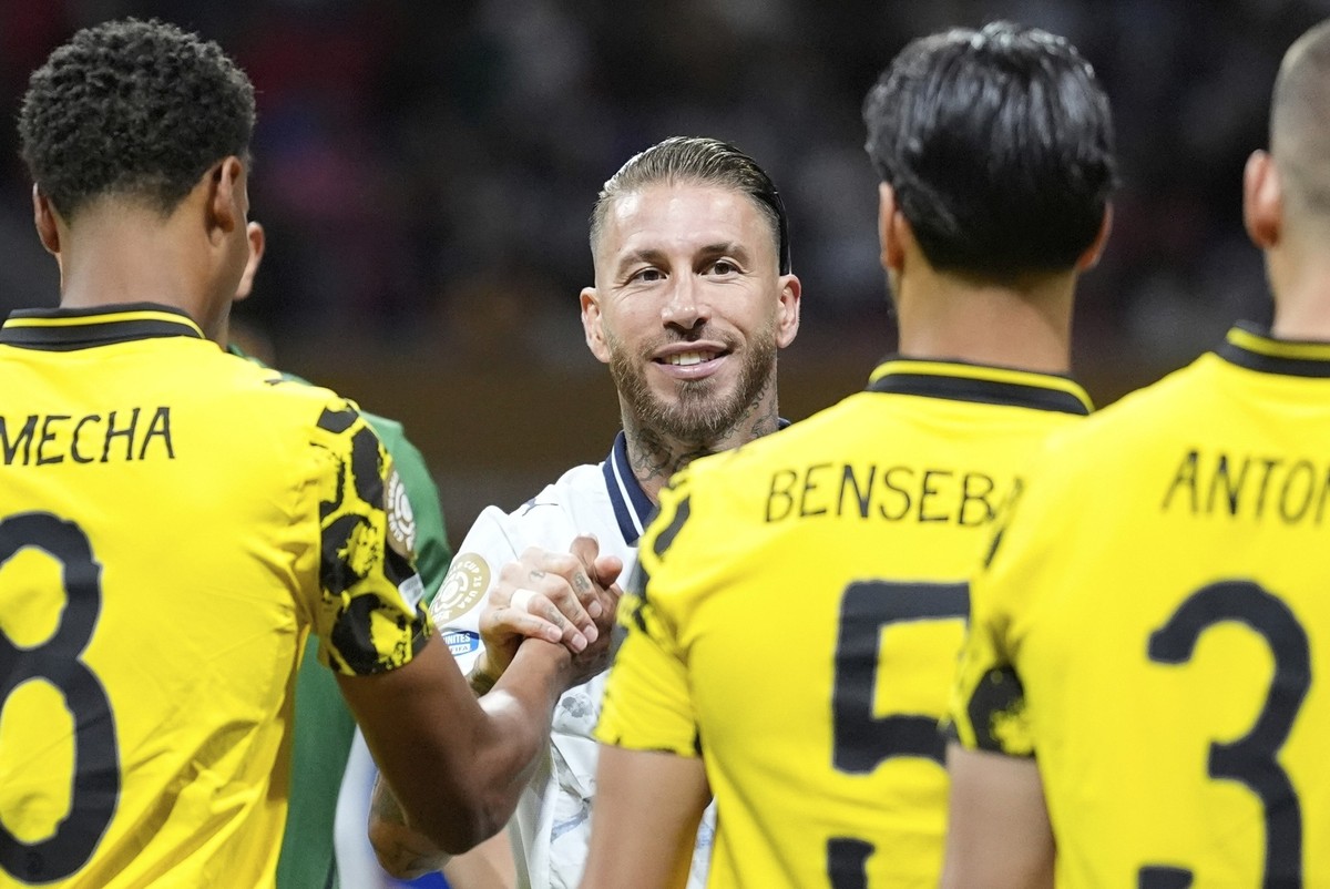 Monterrey&#039;s Sergio Ramos shakes hands with Borussia Dortmund players before the Club World Cup round of 16 soccer match between Borussia Dortmund and CF Monterrey in Atlanta, Tuesday, July 1, 202 ...
