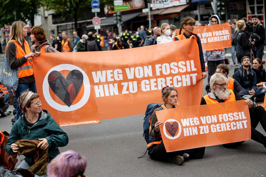 23.09.2023, Berlin: Teilnehmer einer Demonstration der Klimaschutzgruppe Letzte Generation sitzen auf der Potsdamer Straße. Foto: Fabian Sommer/dpa +++ dpa-Bildfunk +++